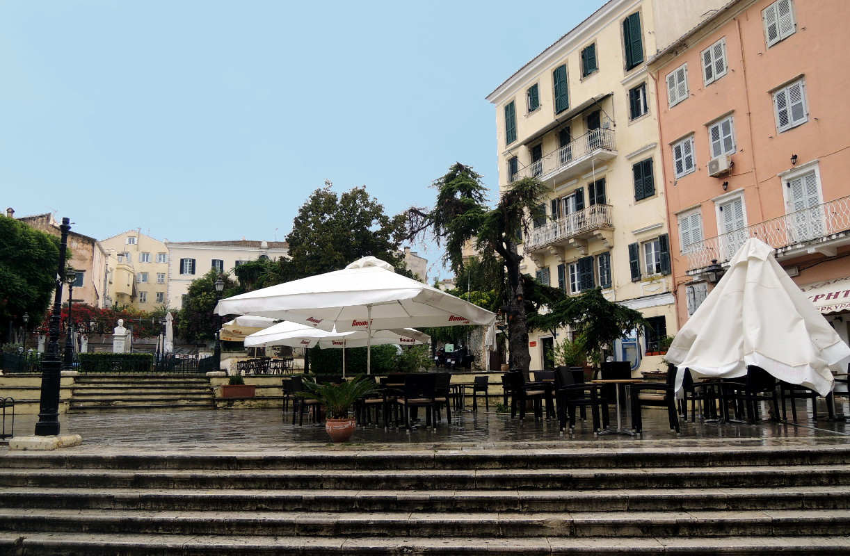 Rathausplatz (Platia Dimarchiou) in Korfu Stadt